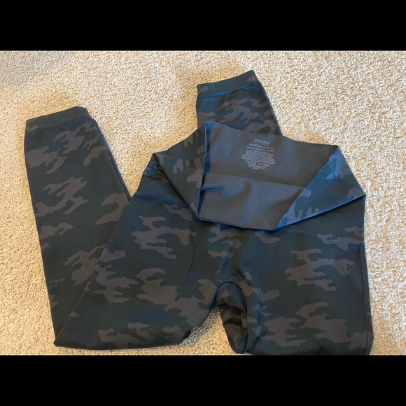 Spanx Look At Me Now Seamless Crop Leggings XL Black Camo - Picture 5 of 14